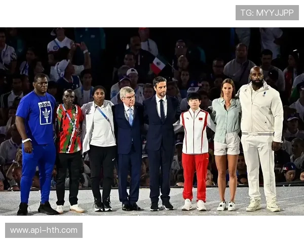 游泳冠军赛后交换徽章,亚洲运动员友谊超越国界 游泳冠军赛后交换徽章,亚洲运动员友谊超越国界