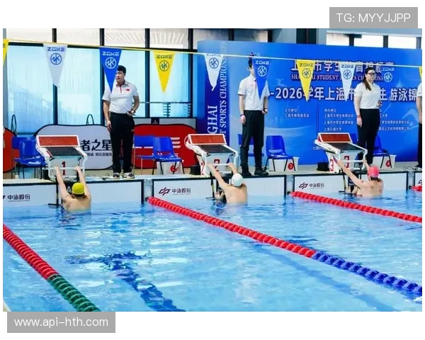 企业职工游泳比赛部门混合接力赛，展现团队协作精神。